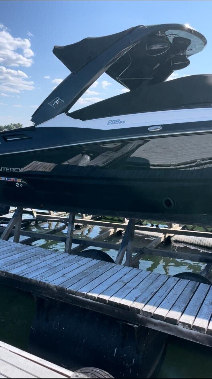 Monterey 298SS sa visokim sjajem crne karoserije