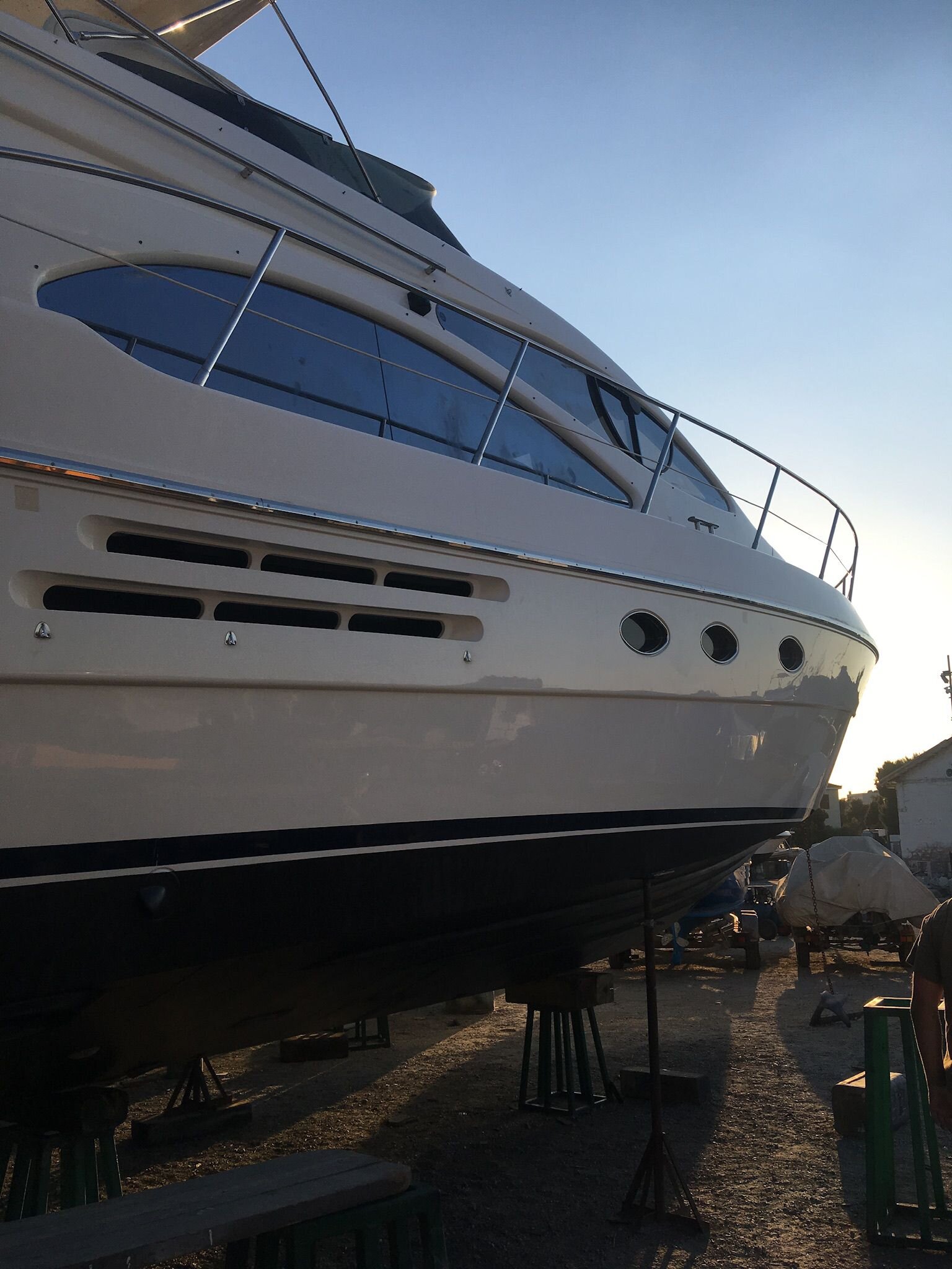 Flybridge jahta u punom sjaju posle poliranja