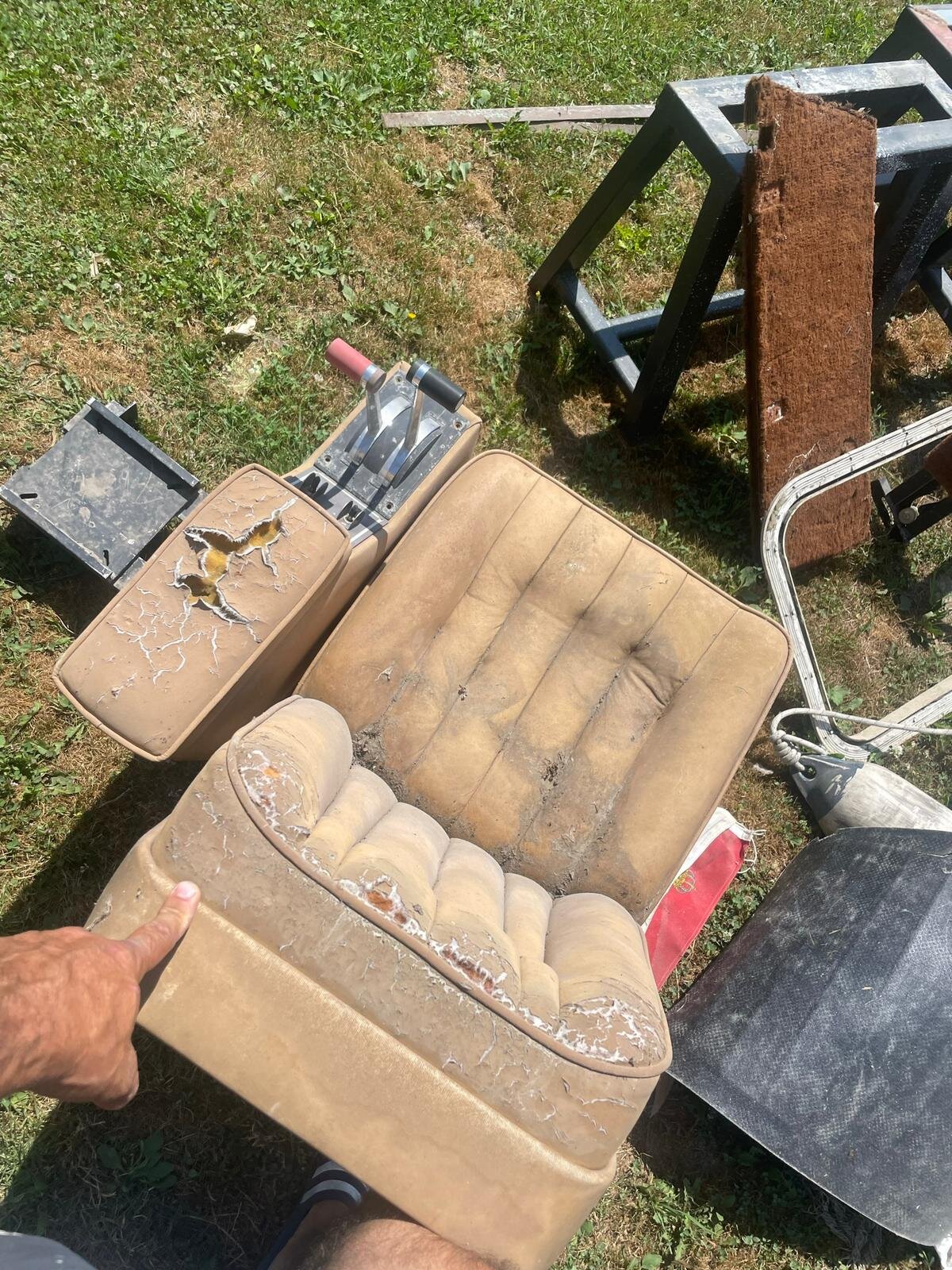 Uklonjena originalna sedišta