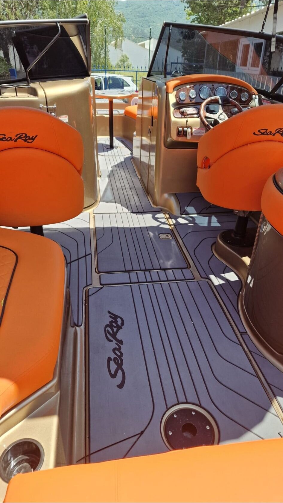 Sivi EVA pod sa graviranim Sea Ray natpisom