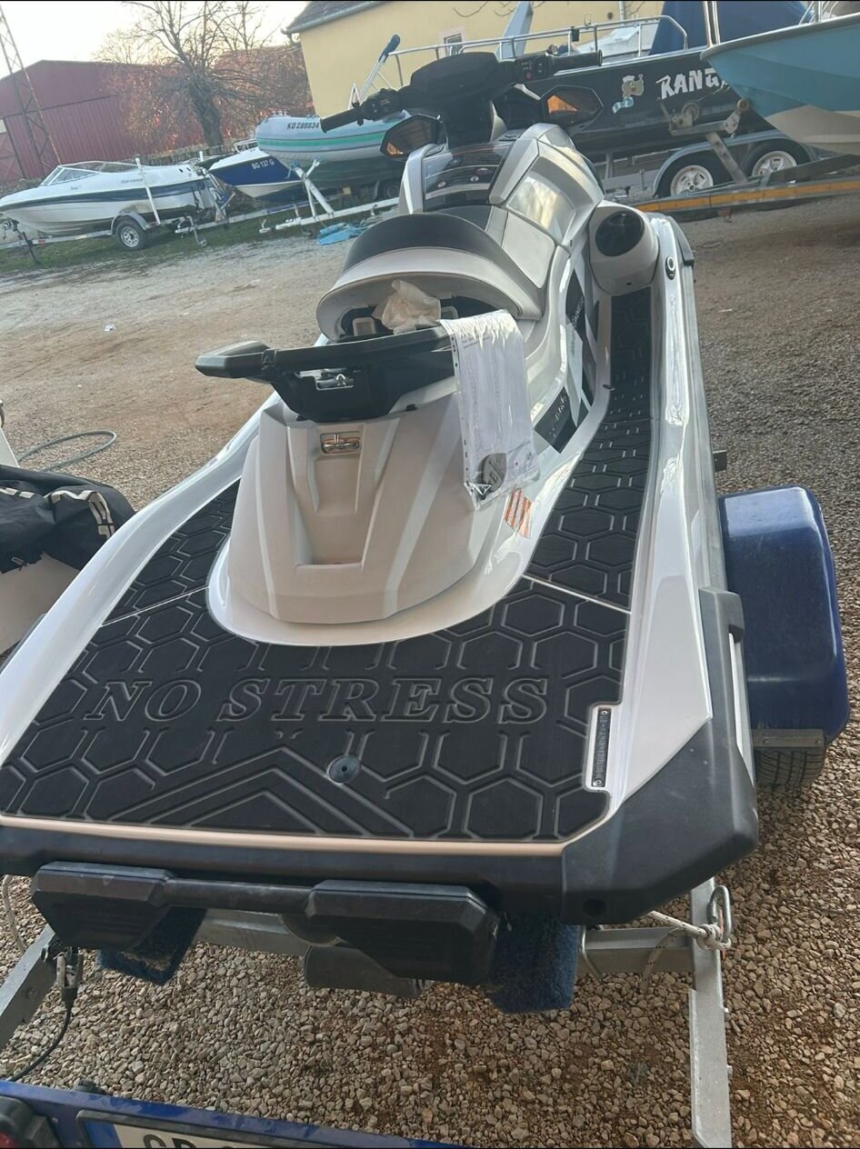 Jet-ski platforma sa crnim EVA podom u saćastom dezenu