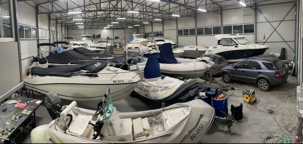 Hangar pun plovila tokom zime